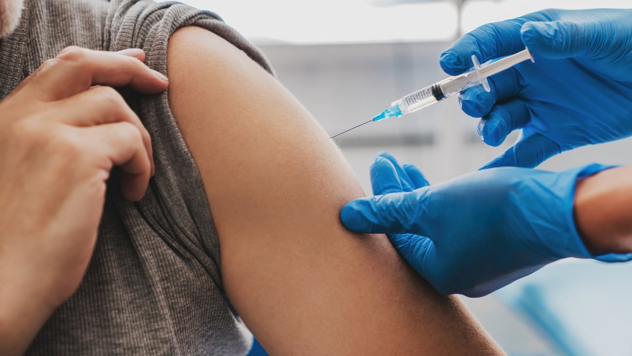 une personne se fait vacciner