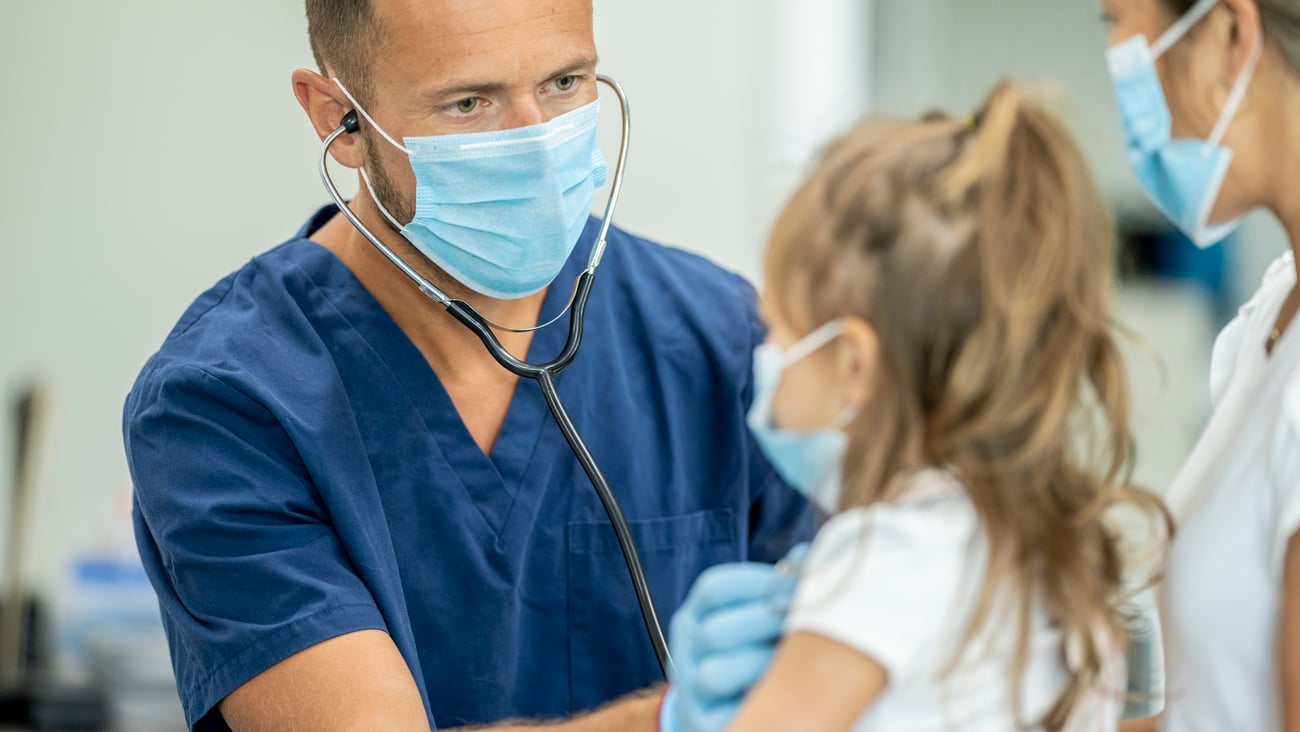 un médecin de famille en consultation