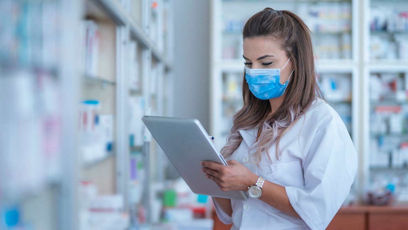une technicienne en pharmacie travaille
