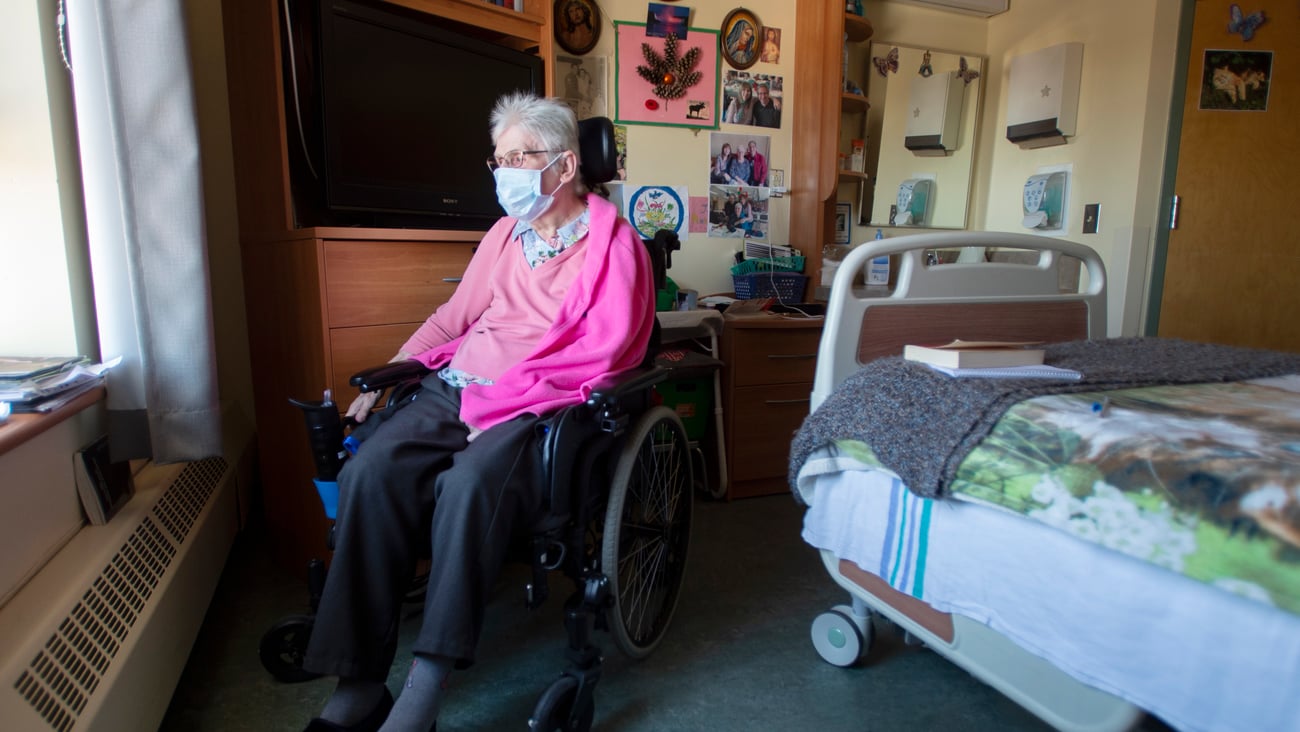 une résidente dans sa chambre d'un CHSLD à Laval