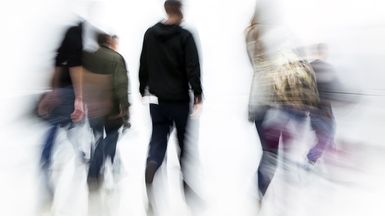 Silhouettes floues de gens qui marchent