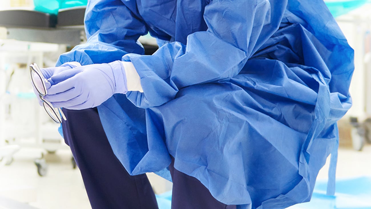 Médecin épuisée, prenant une pause