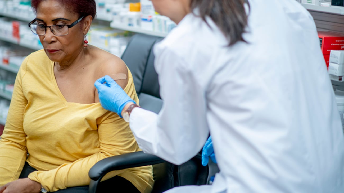 une femme se fait vacciner en pharmacie