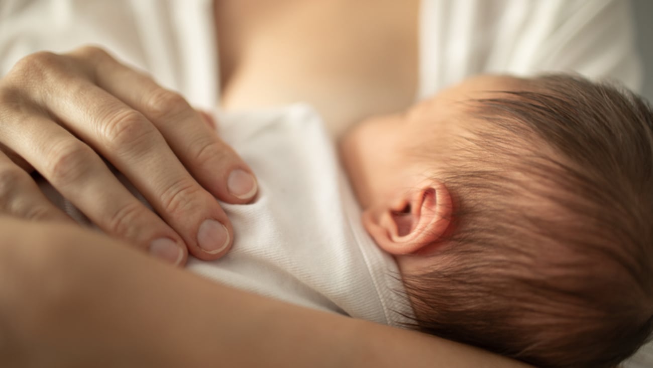 Une mère allaite son bébé