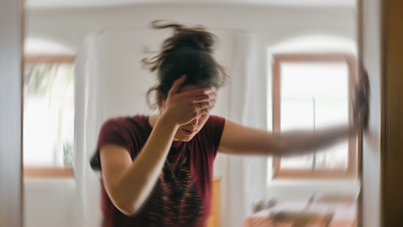 Une femme a des étourdissements à la maison.