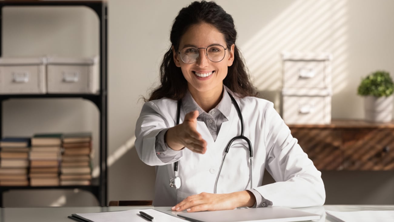 une médecin tend la main