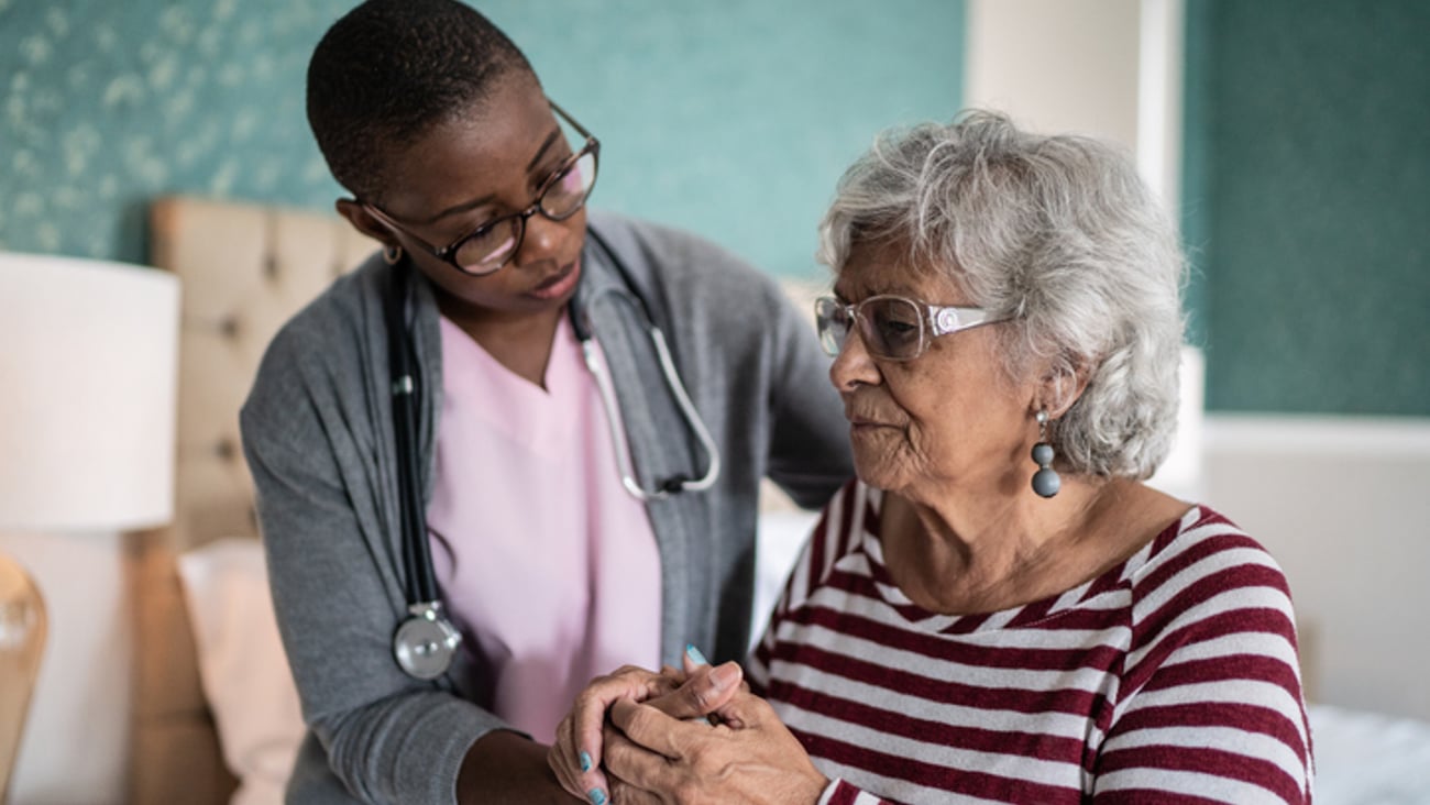 Une patiente atteinte d'Alzheimer accompagnée d'une infirmière.