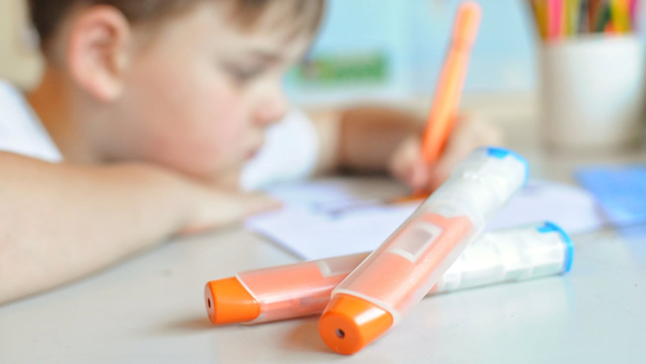 Epinephrine auto-injectable avec un enfant