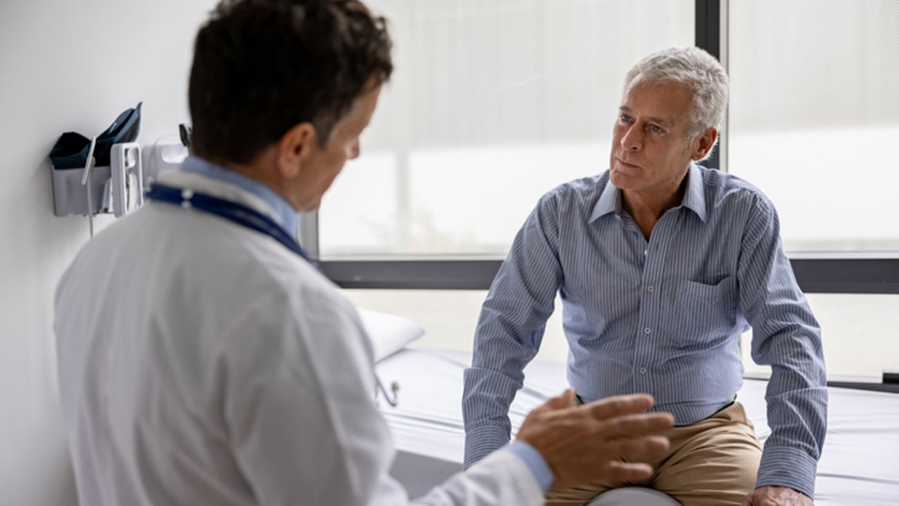 Un patient discute avec son médecin, en cabinet.