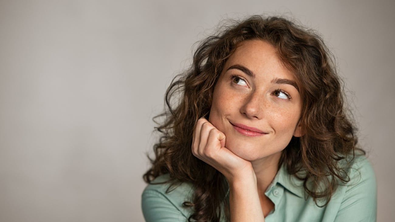 Une femme perdue dans ses pensées.