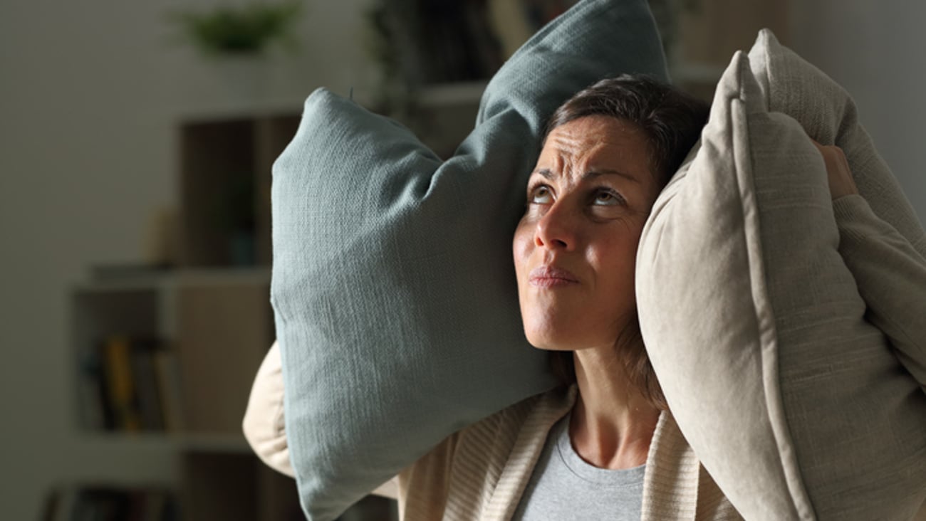 Une femme est dérangée par du bruit dans sa maison.