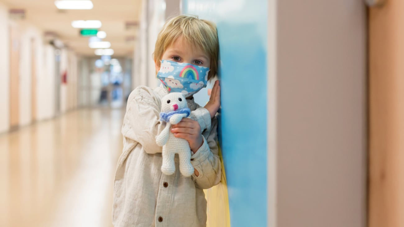 Un enfant dans le corridor d'un hôpital pédiatrique.