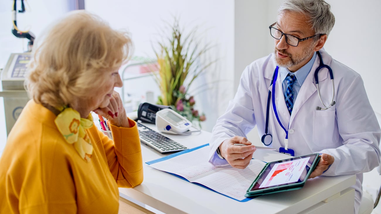 Femme en consultation avec un médecin3