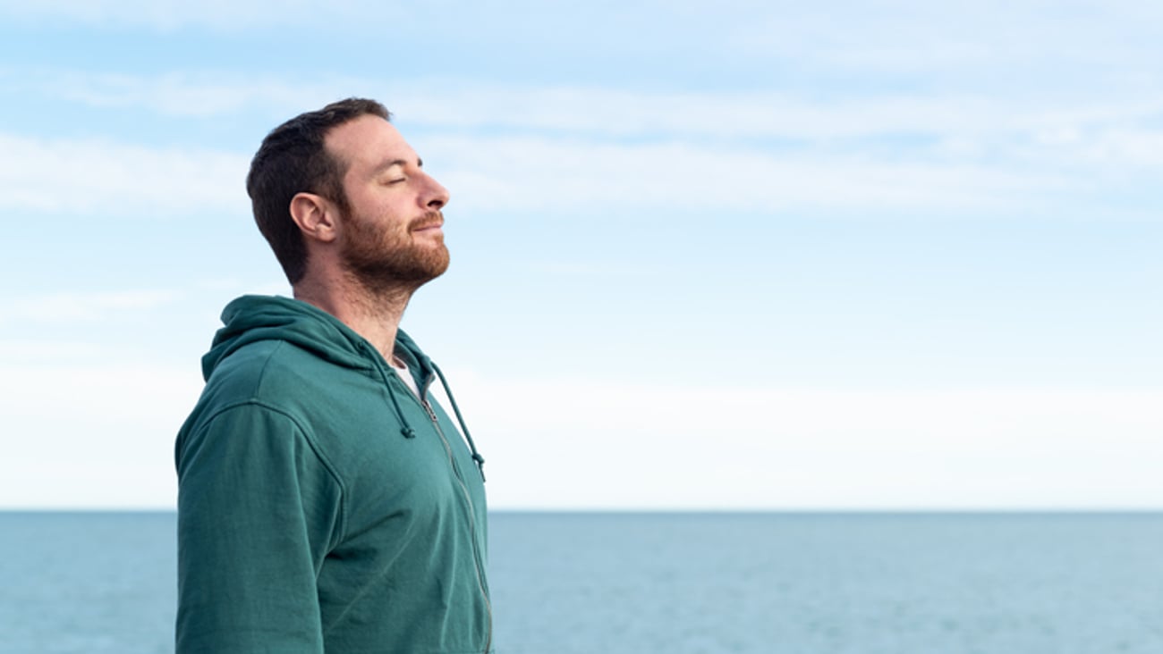 Un homme heureux sur le bord de la mer.