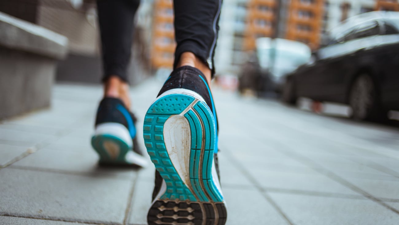 Une femme qui fait que la course à pied dans une ville.