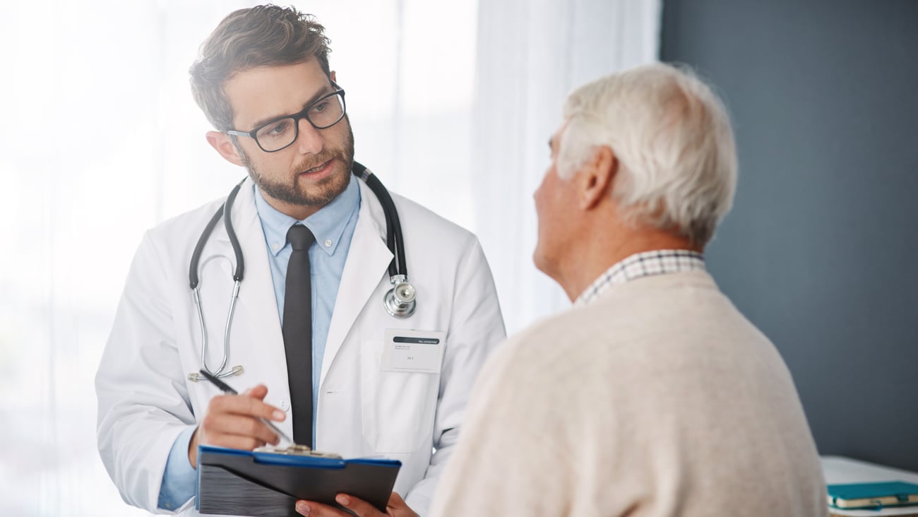 Médecin en consultation avec un patient.