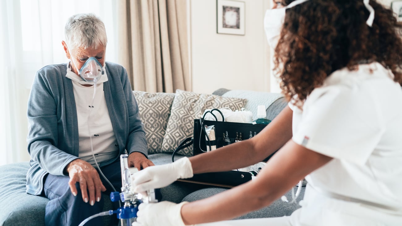 Personne âgée soignée à domicile pour son insuffisance respiratoire