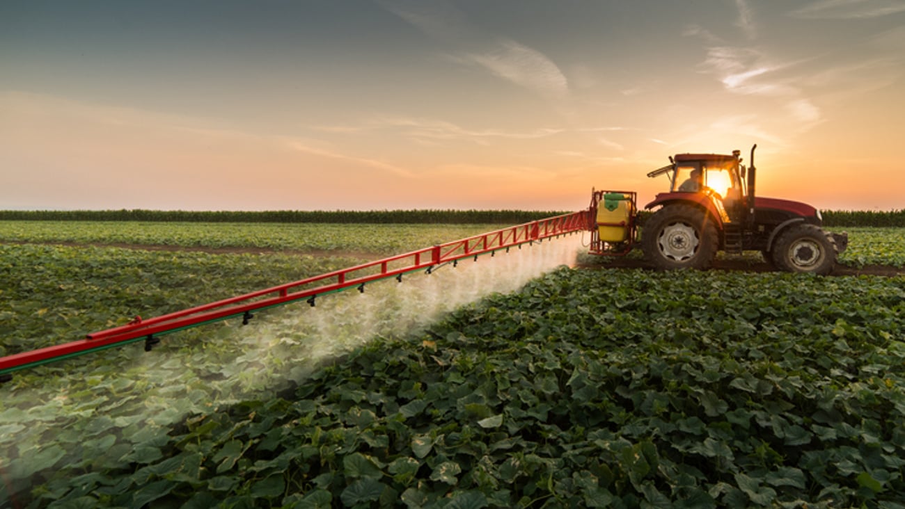 Épandage de pesticides dans un champs.