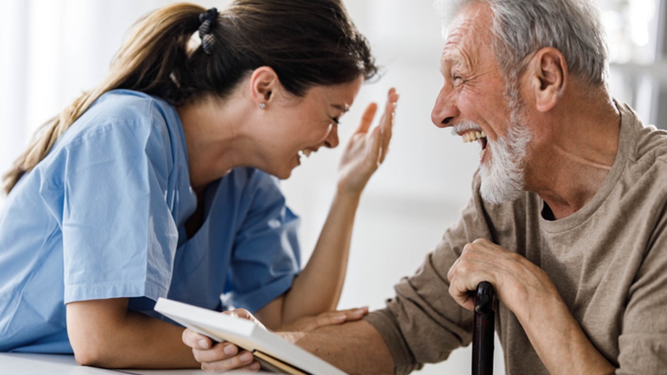 Une médecin et son patient en train de rire.