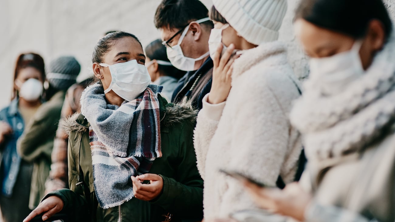 Personnes portant un masque dans la rue