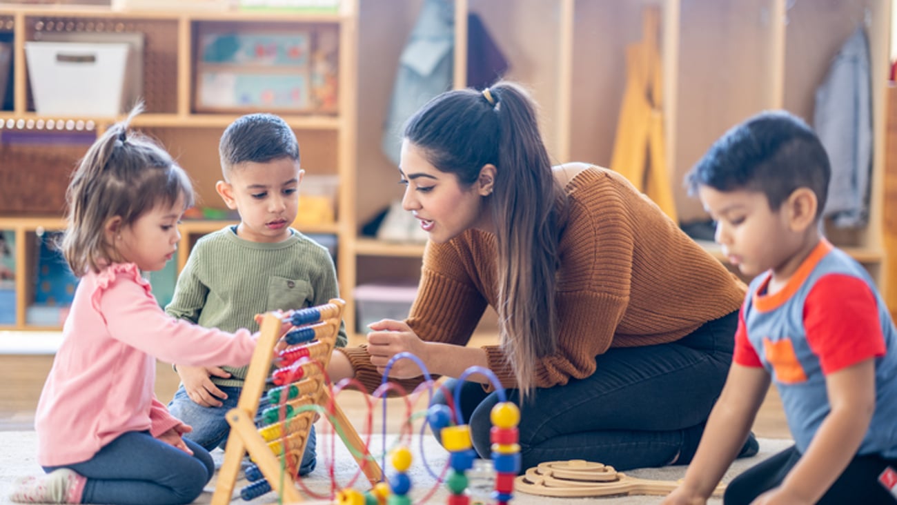 Une éducatrice dans une garderie avec des enfants.