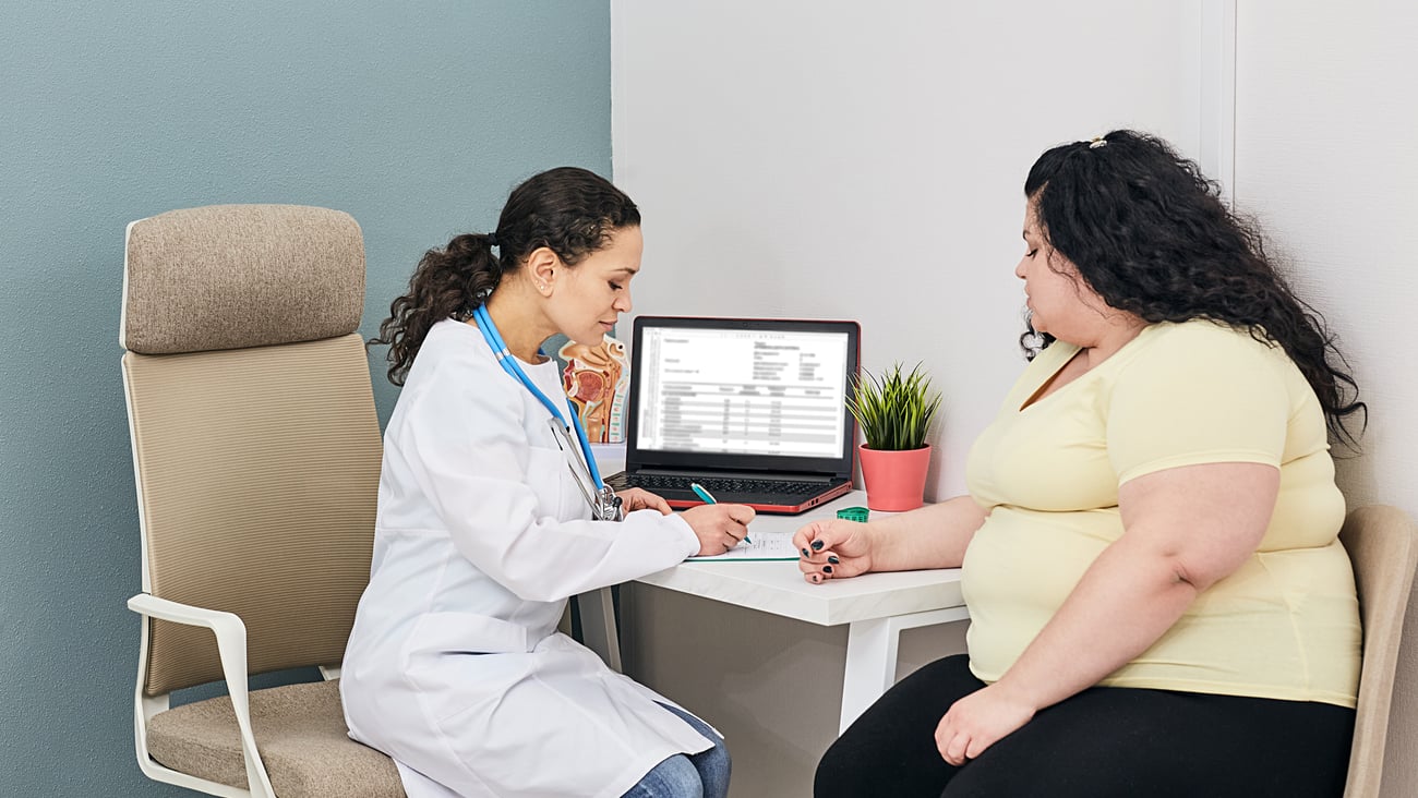 Professionnelle de la santé en consultation avec une patiente obèse