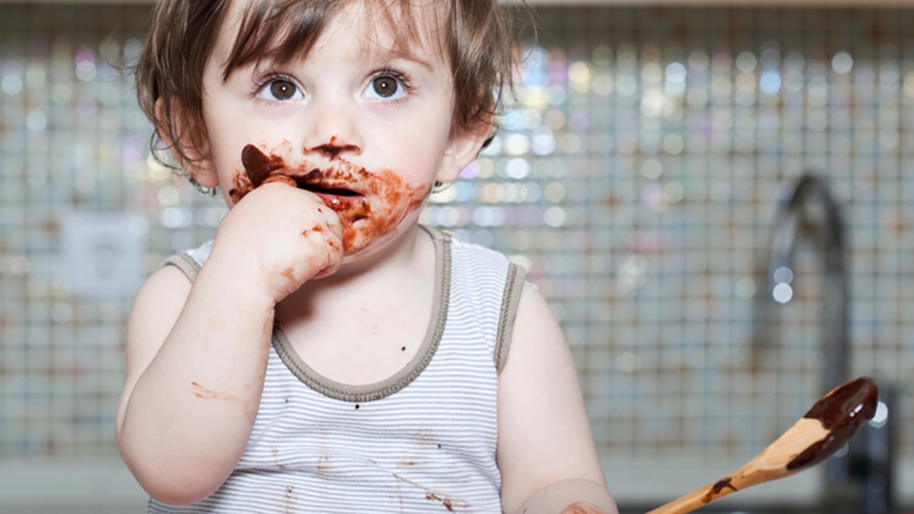 Un enfant mange du chocolat