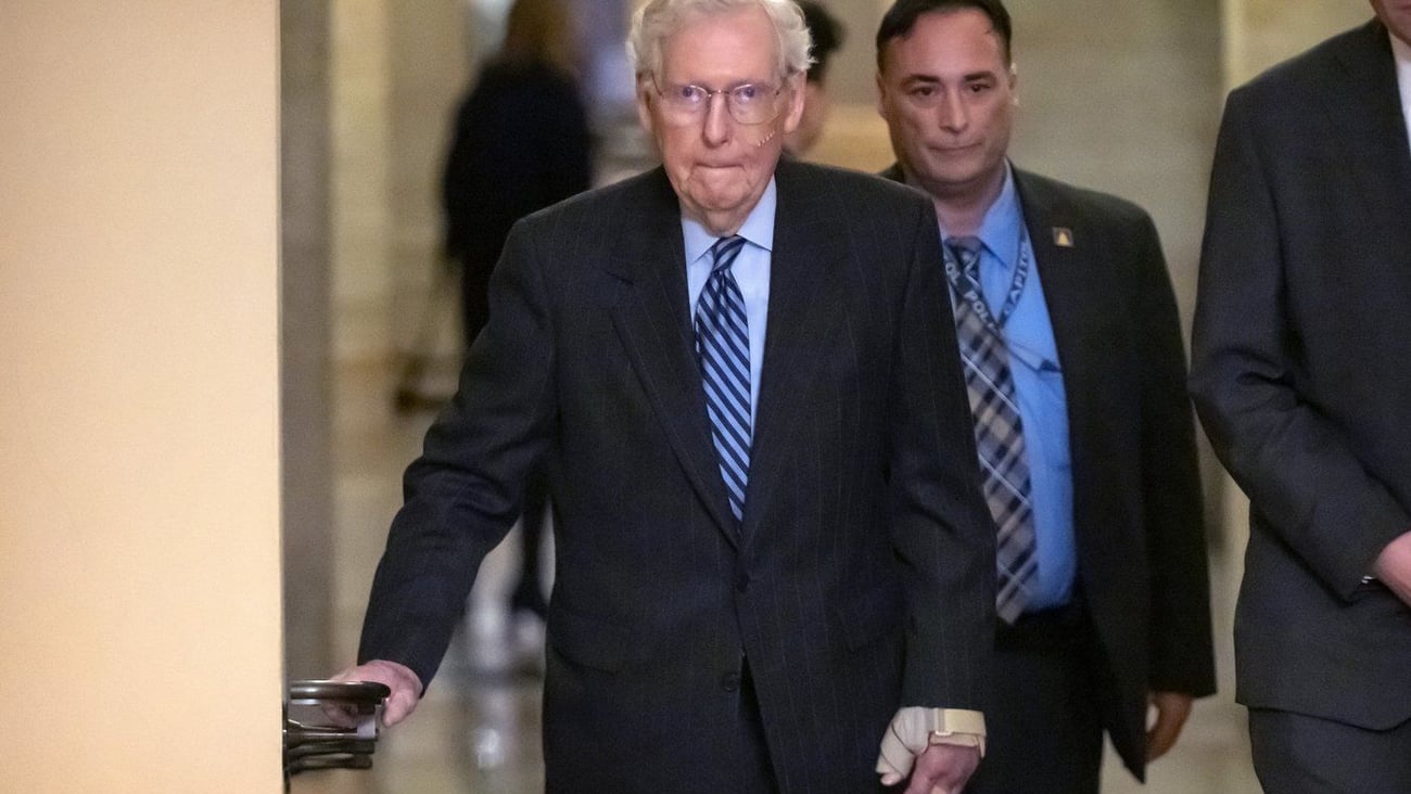 Le chef des républicains au Sénat, Mitch McConnell, à gauche. Photo AP/Mark Schiefelbein