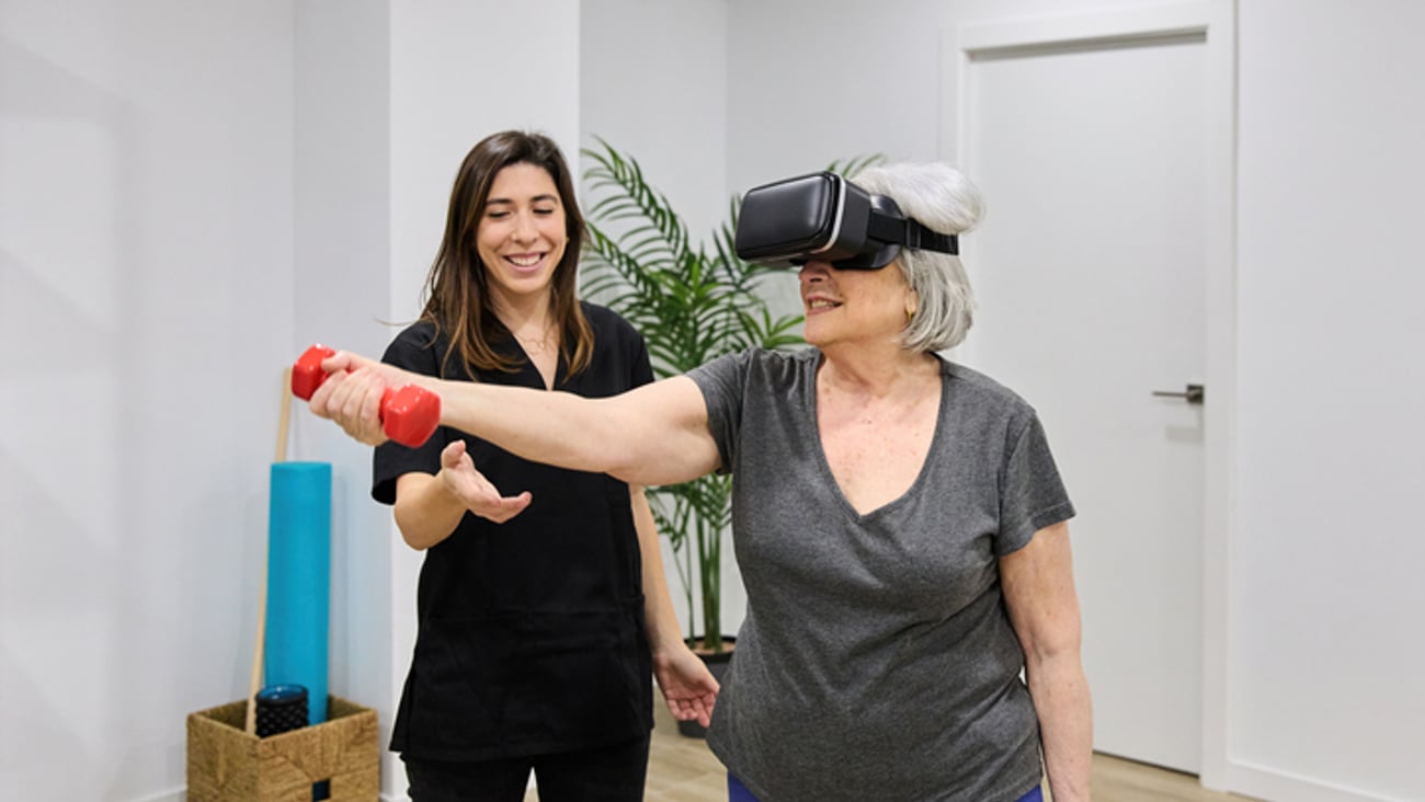 Une femme pratique une activité de réadaptation à l'aide d'un casque de réalité virtuelle IA