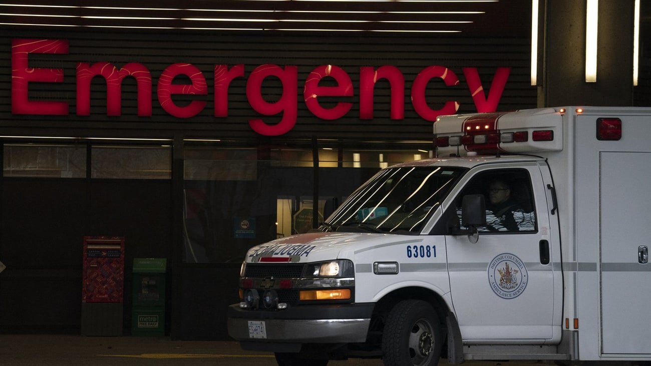 Une ambulance passe devant l'entrée des urgences de l'hôpital général de Vancouver en Colombie-Britannique. PC/Jonathan Hayward