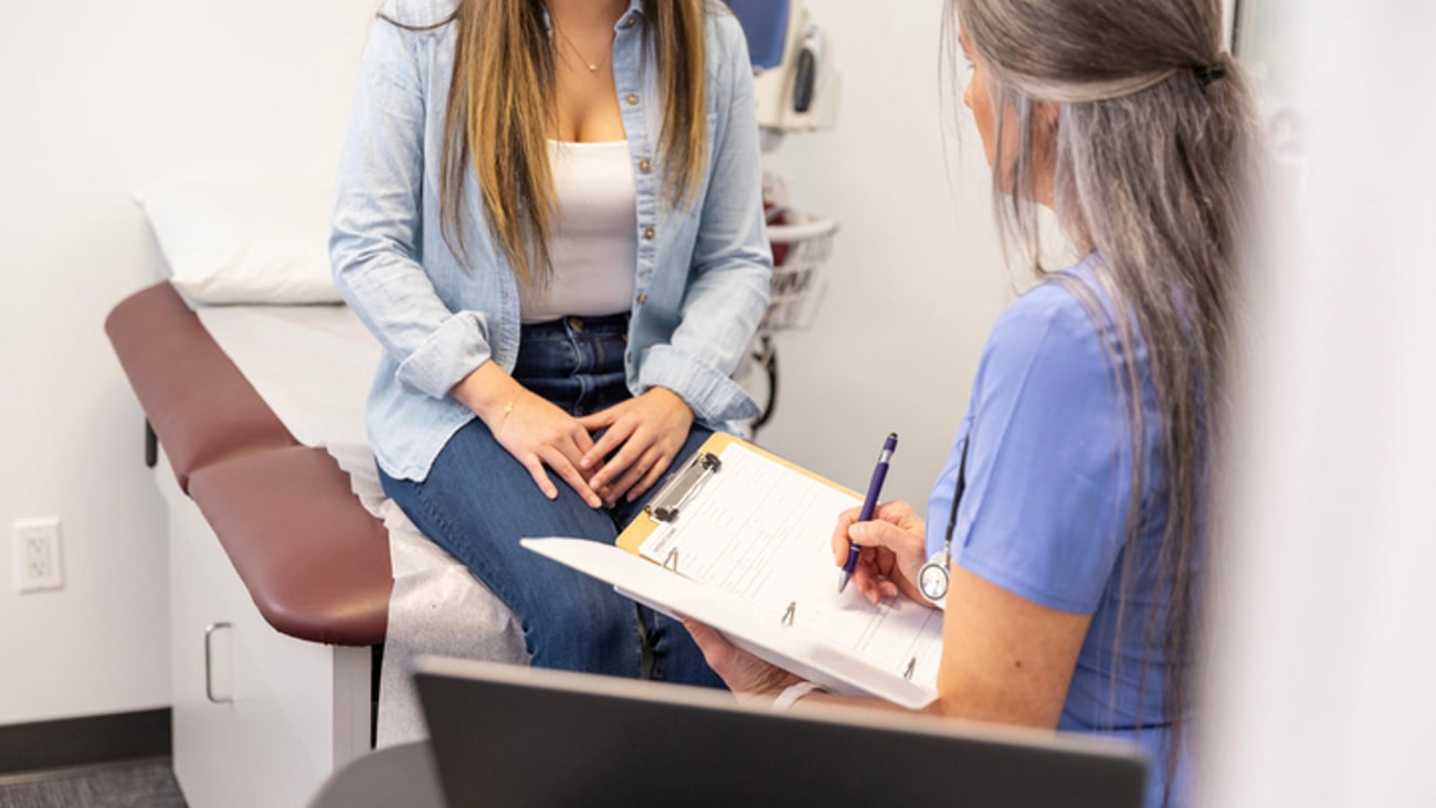 Une gynécologue et sa patiente en salle de consultation