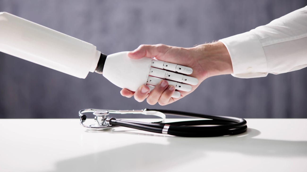 Un robot et un médecin collaborent