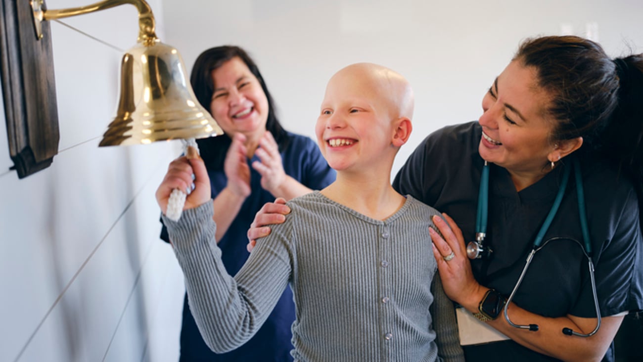 Une enfant et ses infirmières fêtent la rémission de son cancer