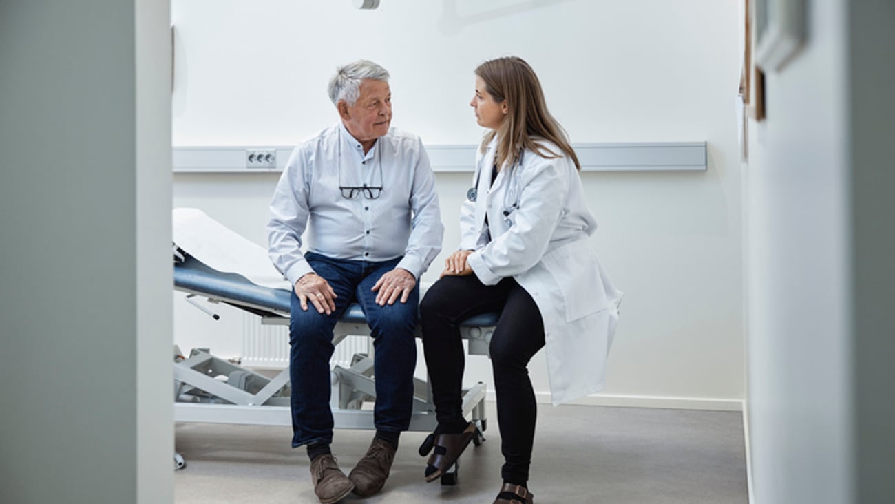 Une médecin en consultation avec un patient âgé