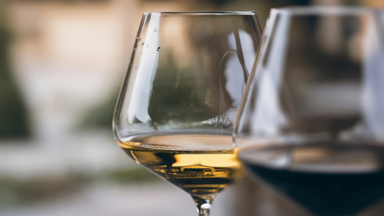 Verres de vin rouge et blanc