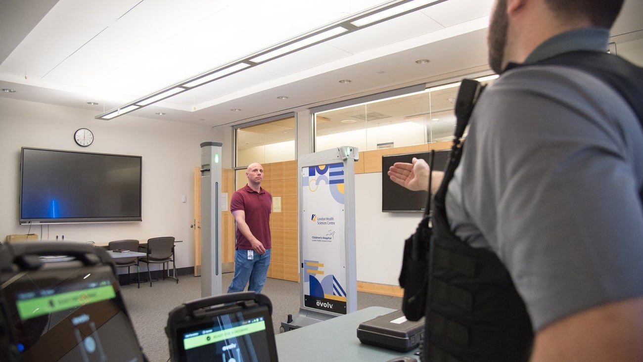 Des membres de l'équipe de sécurité du Centre des sciences de la santé de London font une démonstration du nouveau système de détection d'armes par IA pour le service des urgences. LA PRESSE CANADIENNE/Photo fournie par le Centre des sciences de la santé de London