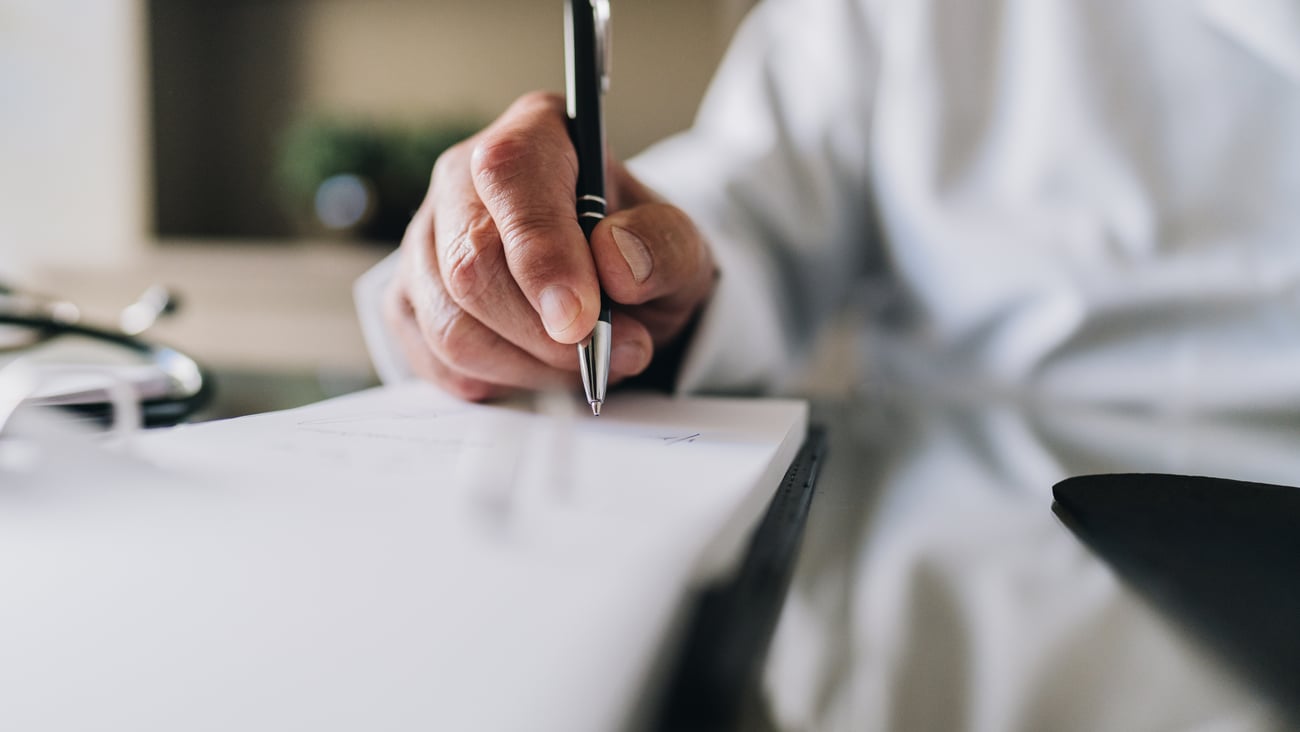 Un médecin en train d'écrire