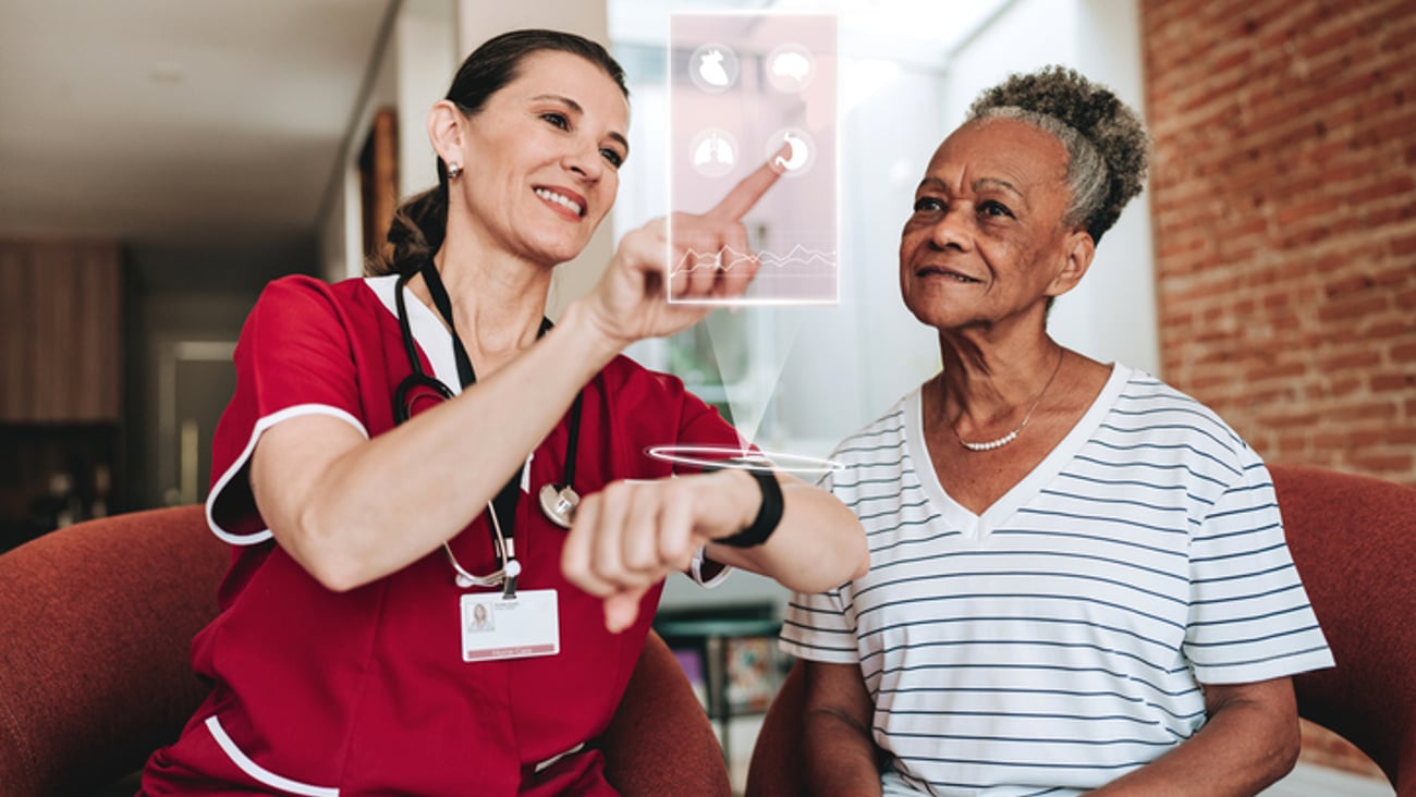 Une médecin présente des données issues de l'IA à sa patiente
