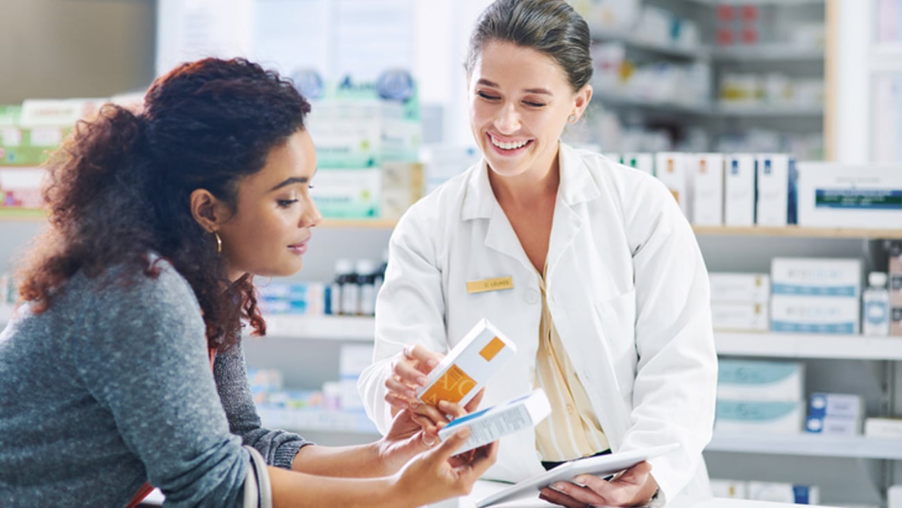 Une pharmacienne et une patiente