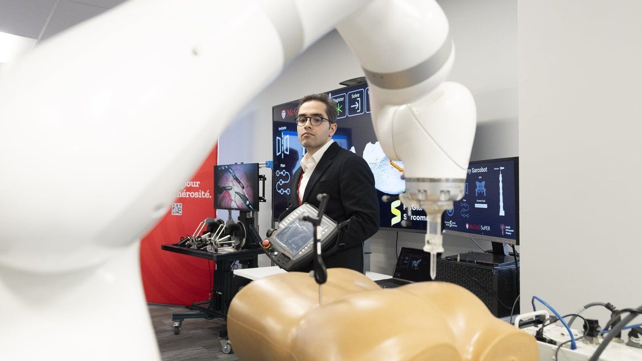 Le Centre supérieur de performance chirurgicale et de robotique (SuPER) met la robotique et l’IA au service de nombreuses disciplines médicales, qu'il s'agisse de la cardiologie, de la radiologie ou de multiples formes de chirurgie. Sur la photo, le robot Terry Sarcobot peut sectionner un os avec une précision incomparable. CP/Christinne Muschi