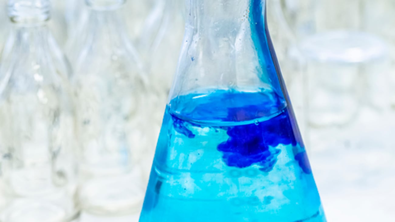 Une solution de bleu de méthylène manipulée en laboratoire.