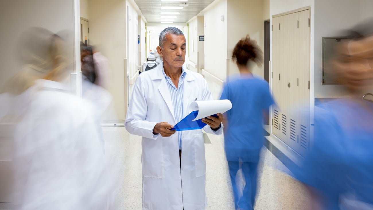 Médecin dans un couloir d'hôpital