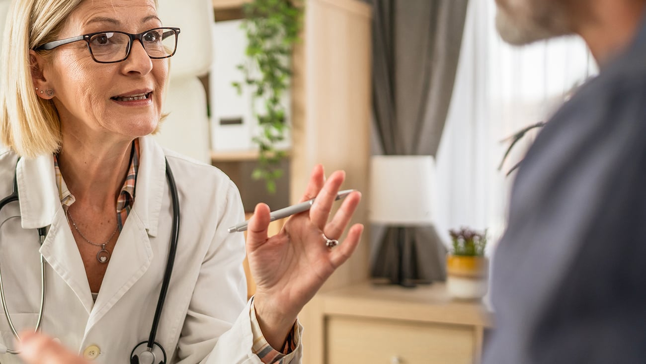 Médecin en discussion avec un patient