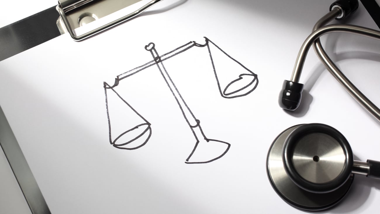 balance de la ustice avec un stethoscope