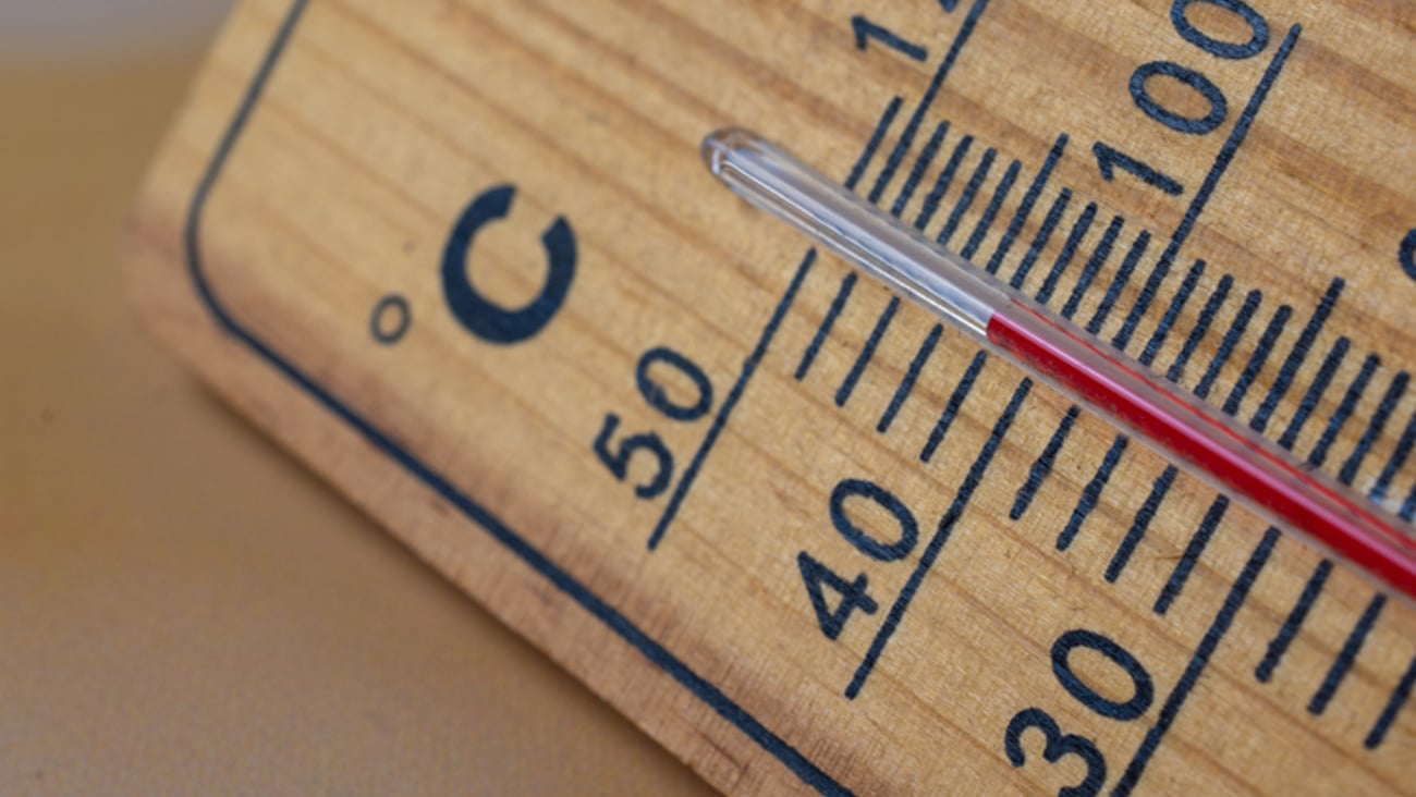 Un thermomètre de bois indique une température de 40 degrés Celcius.