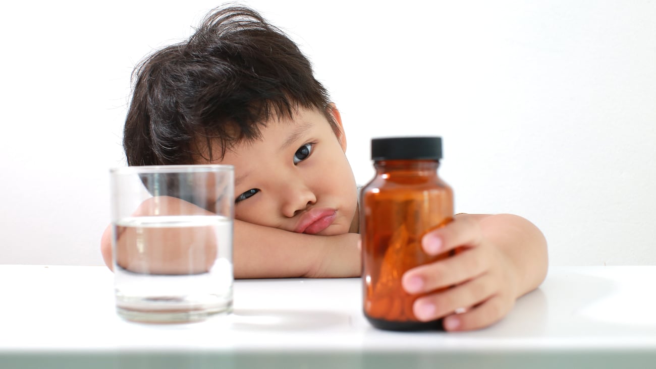 Enfant malade comprimes à prendre