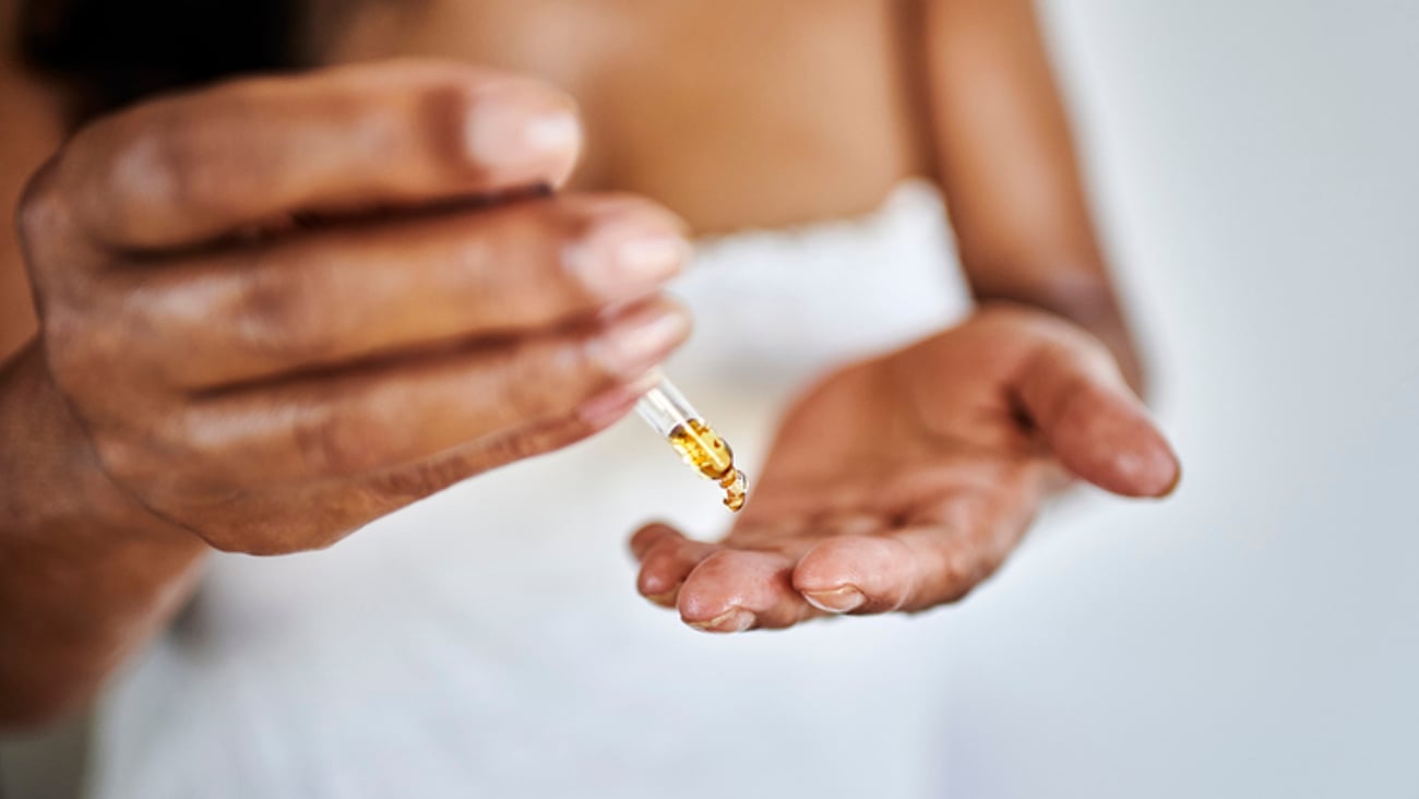 Une femme utilise de l'huile essentielle