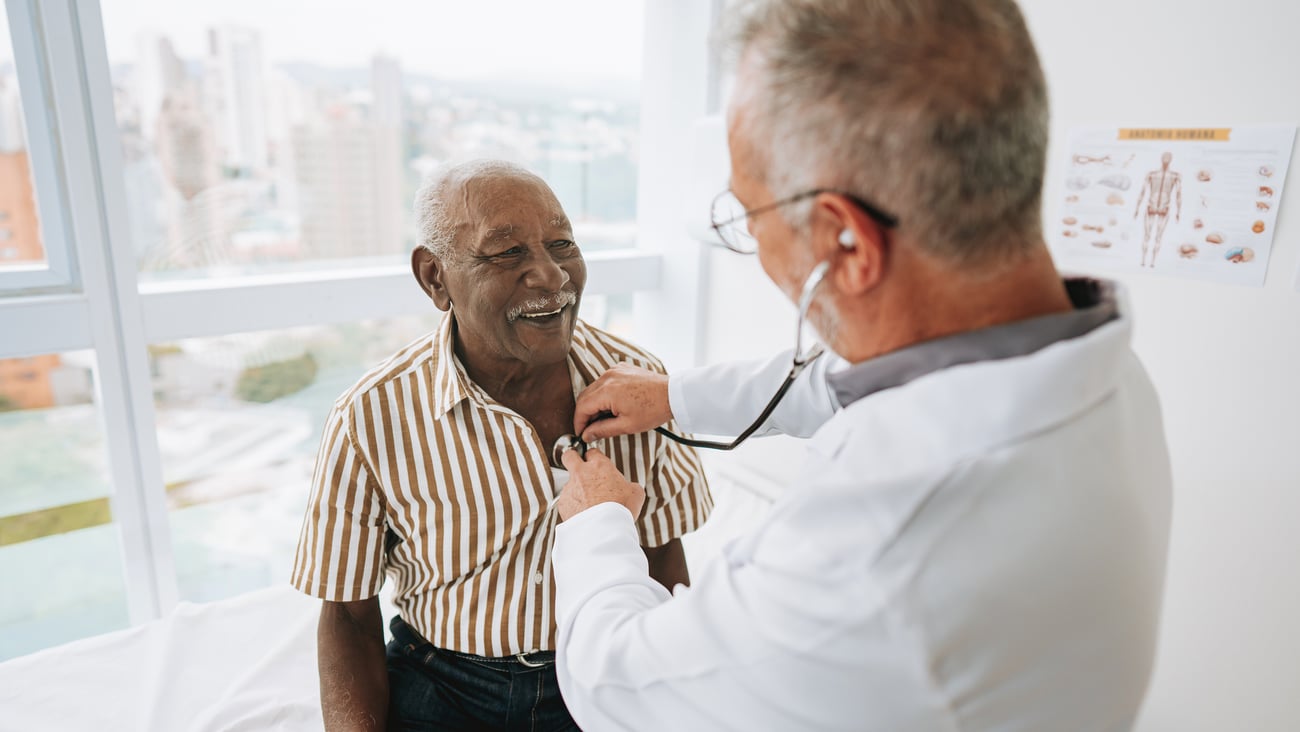 Médecin blanc avec un patient noir