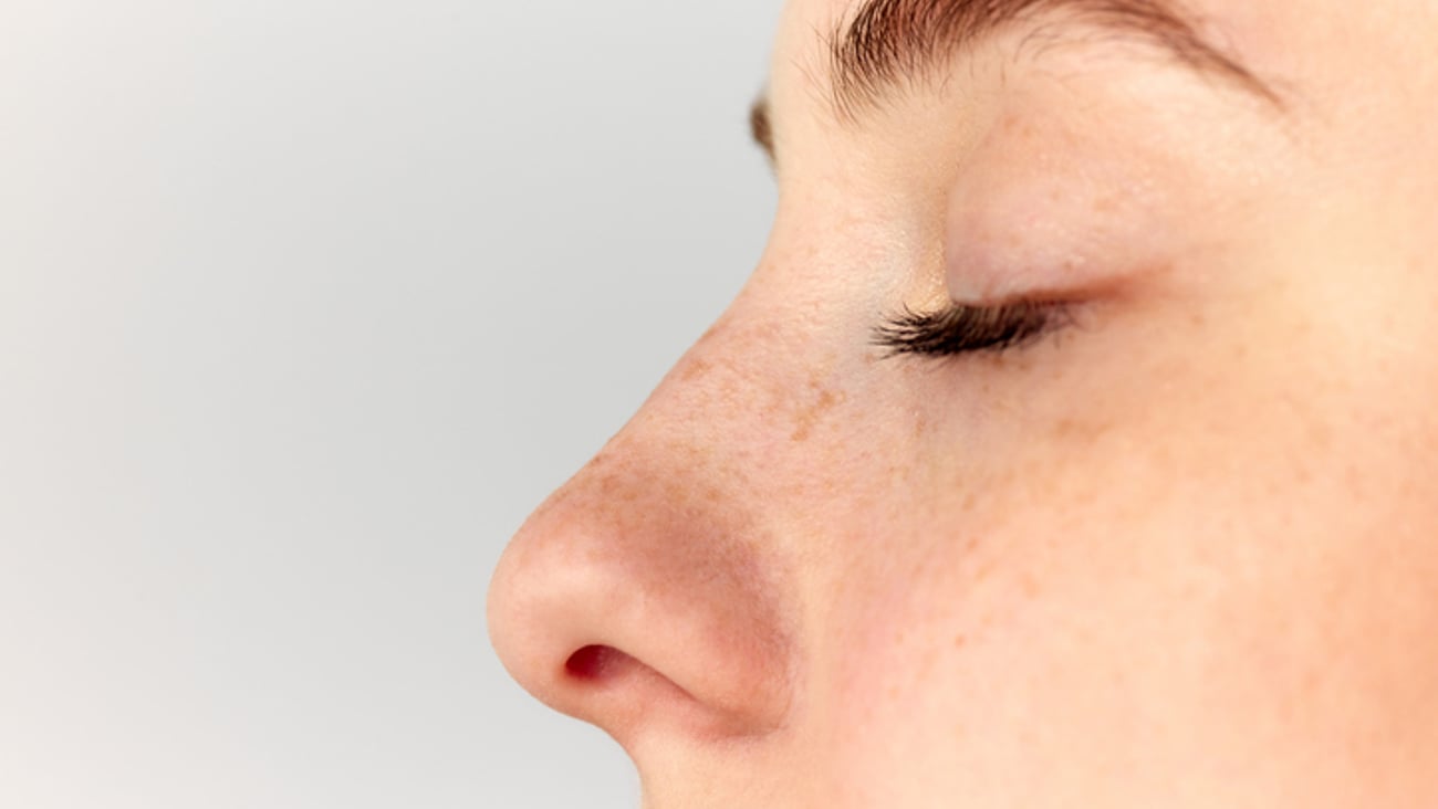 Le nez d'une jeune femme de profil