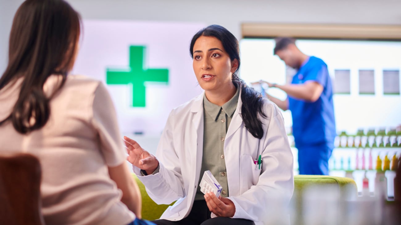 Une pharmacienne en consultation avec une patiente